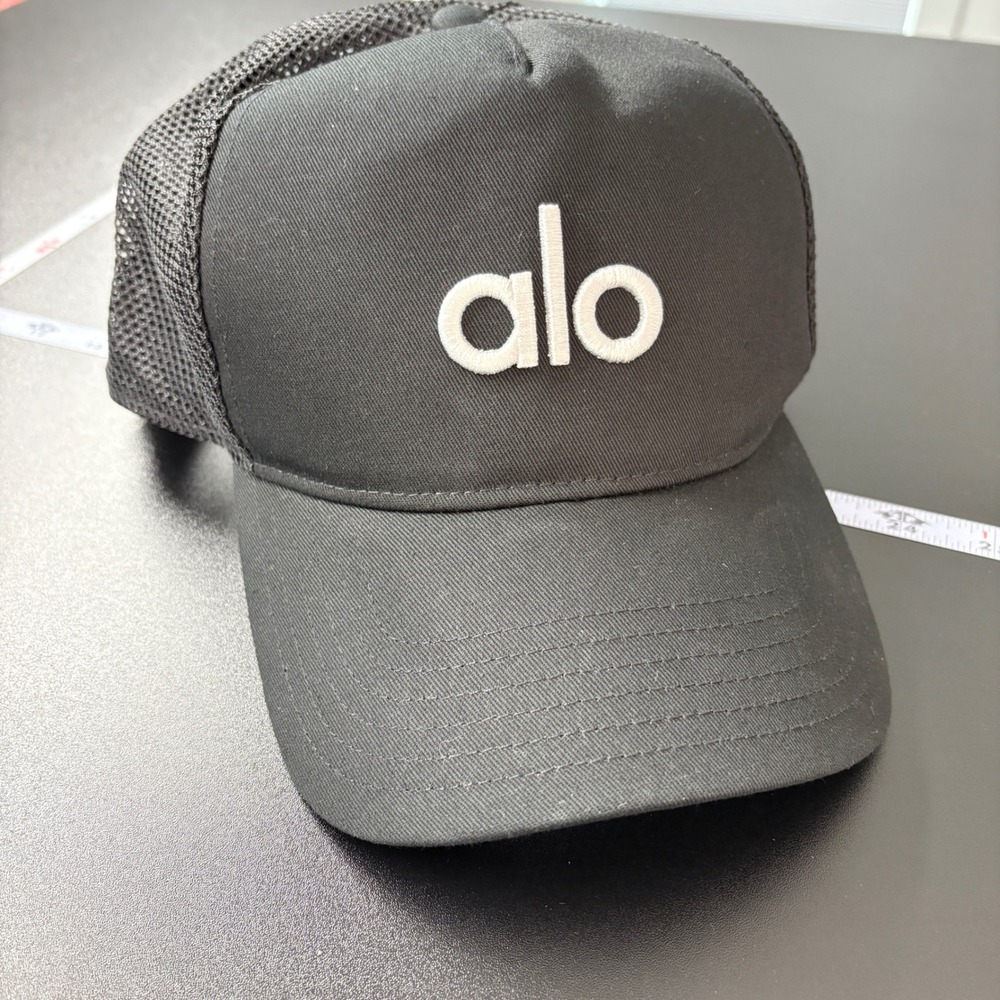 Alo Unisex Off-Duty Trucker Hat OS Black White Logo Mesh Snapback Cap